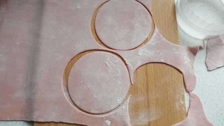 番茄素馅玫瑰蒸饺,将面团切块用压面机压至适量的厚度,然后用饺子压模刻出饺子皮
