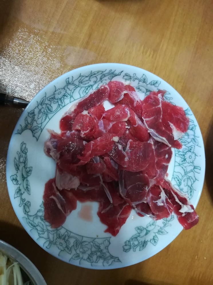 简易版家庭健康火锅,<a style='color:red;display:inline-block;' href='/shicai/ 216'>牛肉</a>切碎，<a style='color:red;display:inline-block;' href='/shicai/ 216'>牛肉</a>烫1分钟左右就可以吃了，不然就太老了。