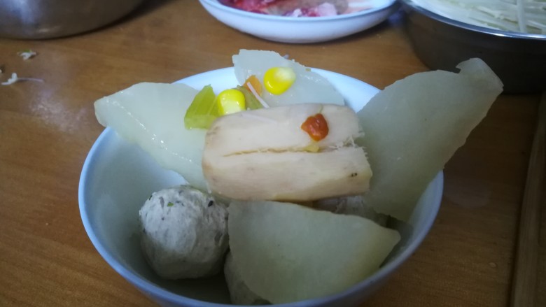 简易版家庭健康火锅,食材细节展示,裂开的为<a style='color:red;display:inline-block;' href='/shicai/ 2555'>淮山</a>。