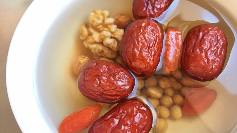 助攻熬夜疲乏—养肝豆浆,将所有食材用冷水浸泡一整夜。
如果赶时间，可以用温水浸泡两个小时。