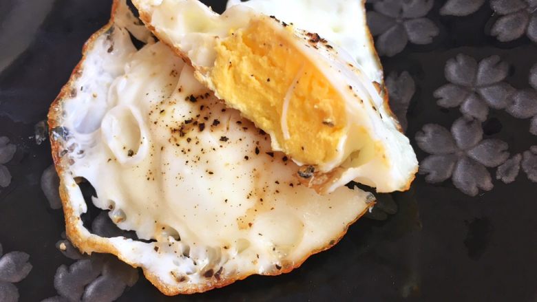 助攻熬夜疲乏—养肝豆浆,配上一颗黑胡椒煎蛋，享受你的早餐吧！
关于全蛋，我是极易敏感体质，虽然喜欢吃溏心蛋，但素，介于刚熬完夜敏感的肠胃，还是不忍心刺激它了。