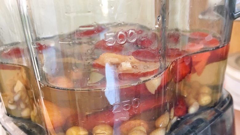 助攻熬夜疲乏—养肝豆浆,将冷的纯净水放入料理机，任意一款料理机都可以。低速2分钟，高速10秒。出浆。