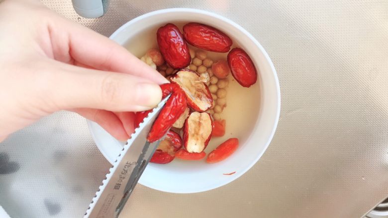 助攻熬夜疲乏—养肝豆浆,<a style='color:red;display:inline-block;' href='/shicai/ 2470'>红枣</a>去核。