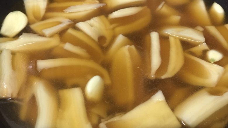 莲藕焖腊肉,搅拌均匀,开大火焖煮,烧开后转中小火