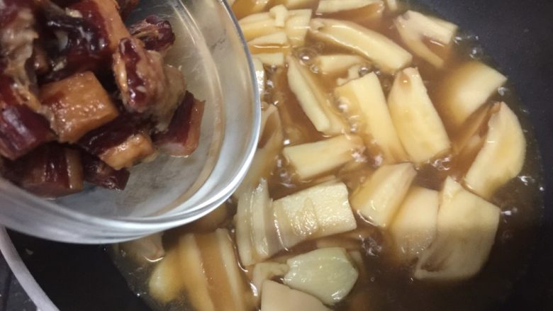 莲藕焖腊肉,期间观察一下,莲藕变得有点粉后加入腊肉,继续焖煮