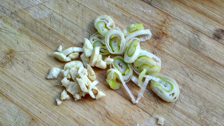 麻婆豆腐,<a style='color:red;display:inline-block;' href='/shicai/ 3250'>葱</a>切片,蒜拍碎切粒