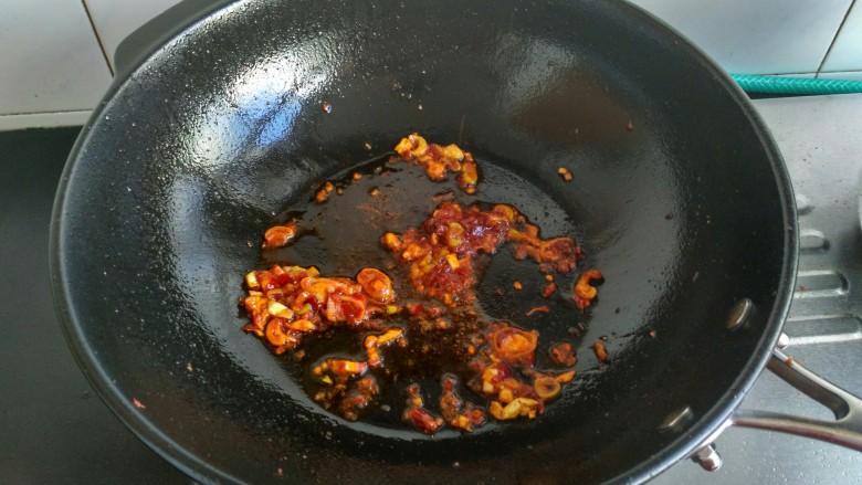 麻婆豆腐,<a style='color:red;display:inline-block;' href='/shicai/ 705'>豆瓣酱</a>放入,炒出红油