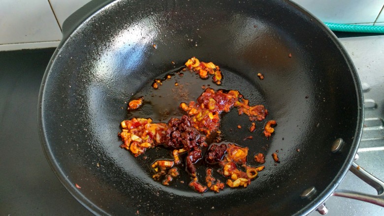 麻婆豆腐,舀一勺<a style='color:red;display:inline-block;' href='/shicai/ 9381'>香菇酱</a>放入,炒香