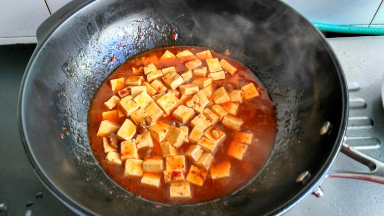 麻婆豆腐,把水淀粉倒入,搅拌均匀。锅开后放少许<a style='color:red;display:inline-block;' href='/shicai/ 756'>鸡精</a>即可出锅