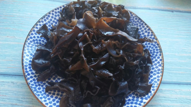 木须肉丝,木耳泡软后,洗净,切丝