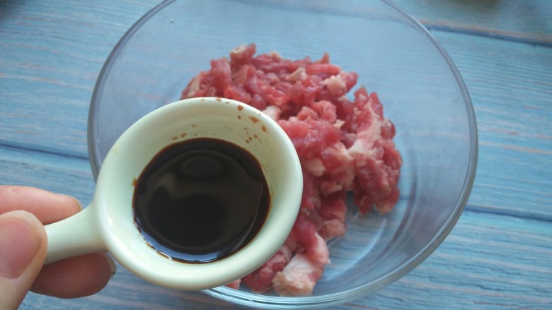 木须肉丝,加<a style='color:red;display:inline-block;' href='/shicai/ 788'>生抽</a>,拌匀腌制15分钟