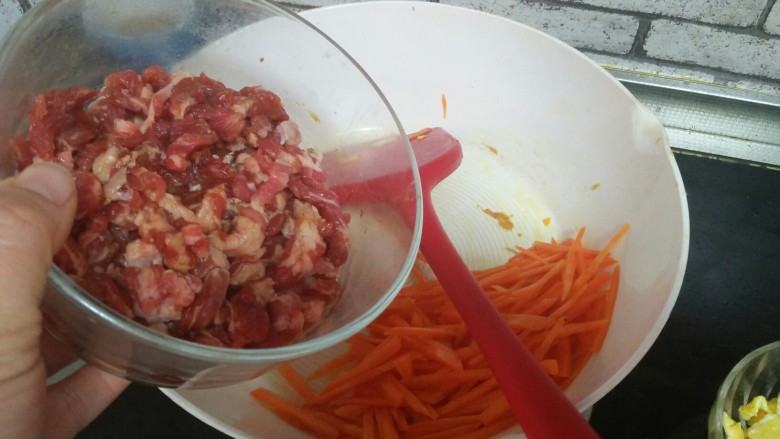 木须肉丝,锅中再加少许油,炒胡萝卜丝,再加入猪肉丝,翻炒至肉色发白