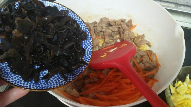 木须肉丝,加入木耳丝,炒匀
