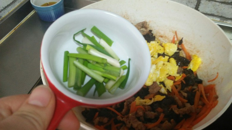 木须肉丝,加葱段,炒匀即可