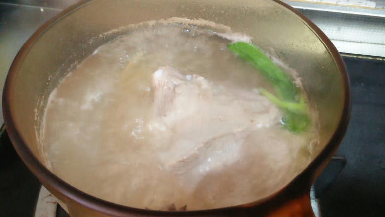 香芋扣肉,大火烧开,撇去浮沫,再小火煮20分钟
