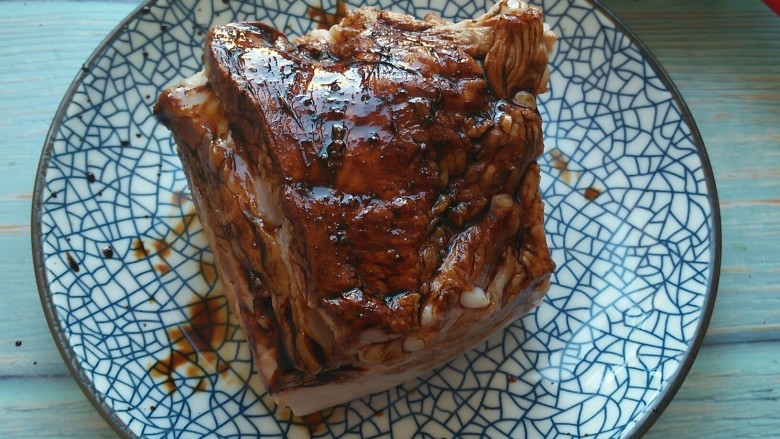 香芋扣肉,取出肉,抹上<a style='color:red;display:inline-block;' href='/shicai/ 762'>老抽</a>