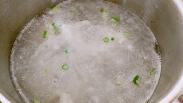 番茄豆腐巴沙鱼~让孩子爱上吃饭,烧一锅开水,把鱼片放进去,大火烧开