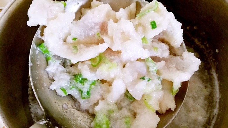 番茄豆腐巴沙鱼~让孩子爱上吃饭,水开以后就把鱼片用漏勺挖出来备用