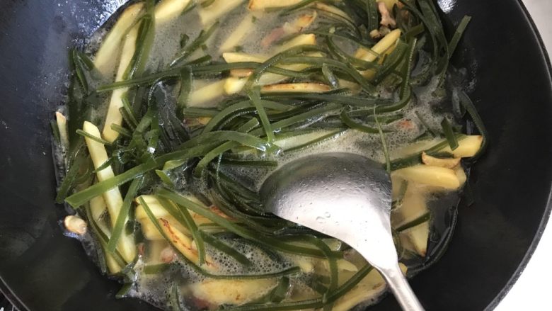 海带丝炖土豆条,然后加入海带丝翻炒几下,填水,大火炖开后,改中小火继续炖。炖到土豆条熟了,加盐再炖一小会,如果汤比较多可以大火收一下汤,汤汁不用收干,就可以关火了。