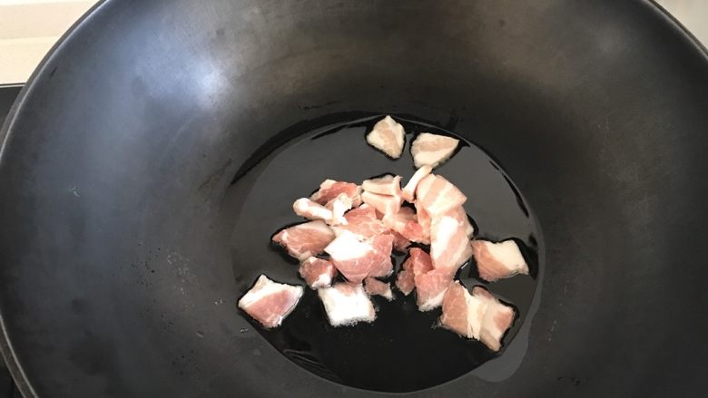 海带丝炖土豆条,油热以后放入五花肉煸炒,炒至肉金黄。