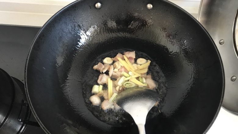 海带丝炖土豆条,放入葱姜蒜跟肉片一起翻炒。