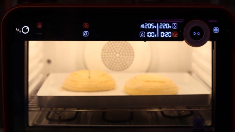 南瓜麻薯红豆面包,放入烤箱,220度烘烤20分钟。