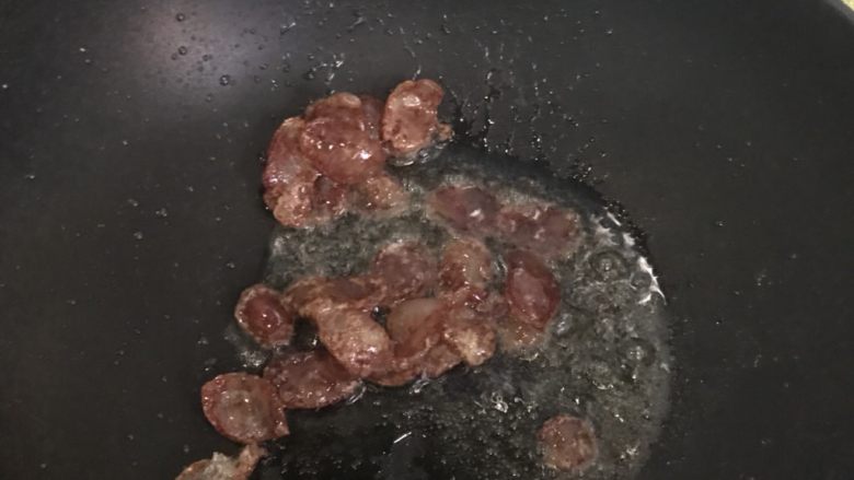腊肠荷兰豆,锅中加油烧热 下腊肠炒至打卷