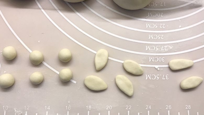 趴趴狗馒头,将剩下的白面团做成6个1g的水滴形状的面团作为狗狗的前脚,6个1克的圆形面团作为狗狗的后脚