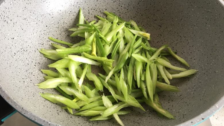 芹菜炒牛肚片,热锅倒入芹菜