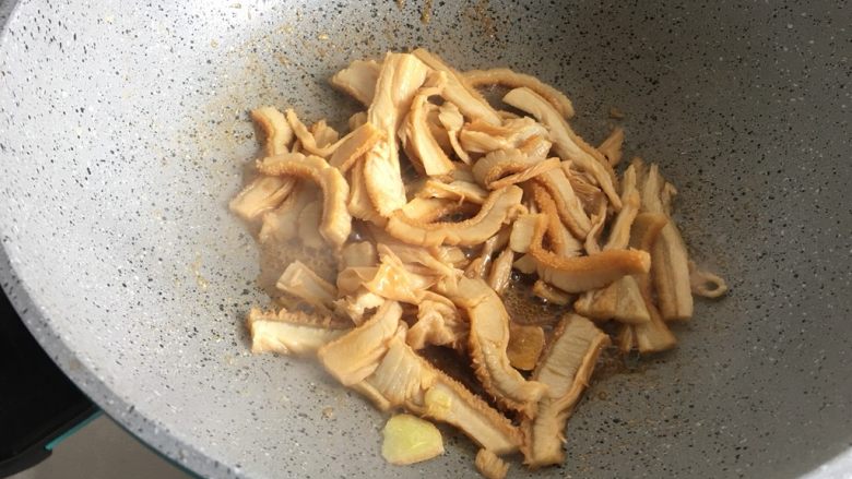 芹菜炒牛肚片,倒入牛肚中翻炒,盛盘待用