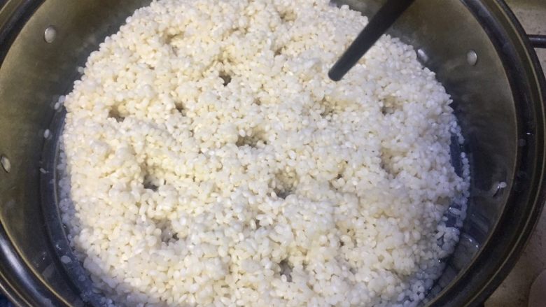 健脾养胃~酸甜糯香凤萝饭,放入蒸格上用筷子插数个洞,以便上汽,大火蒸20分钟左右