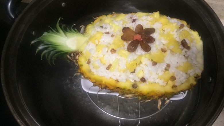 健脾养胃~酸甜糯香凤萝饭,蒸锅烧水,菠萝饭底部放个小盘,放入蒸锅