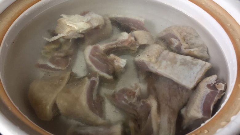 竹笋蘑菇咸鹅汤,咸鹅在水里泡4个小时充分去盐分,然后沸水捞出备用