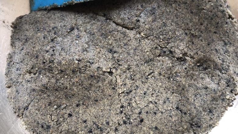 椒盐芝麻牛舌饼,倒入玉米油压拌均匀,馅就做好了,盖保鲜膜备用