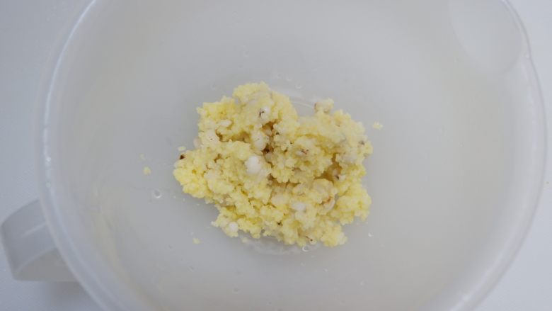 黄白双米沙拉—低脂代餐,健康减肥,取一个大容器,放入小米薏米。