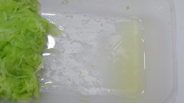 椒香莴苣丝,莴苣腌制好之后,沥去汁水