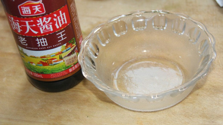 宫保杏鲍菇,然后调汁,先放<a style='color:red;display:inline-block;' href='/shicai/ 762'>老抽</a>