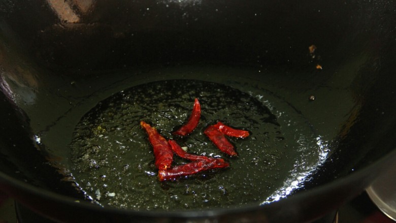宫保杏鲍菇,锅里放油,先放<a style='color:red;display:inline-block;' href='/shicai/ 86474'>干辣椒</a>炒一下