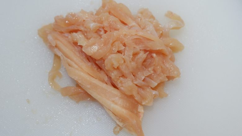 韭黄滑鸡丝,<a style='color:red;display:inline-block;' href='/shicai/ 101'>鸡胸肉</a>洗净,切成细丝