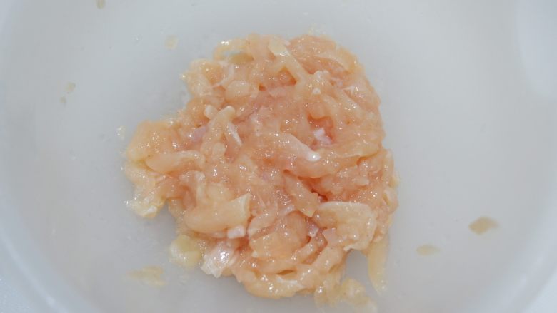 韭黄滑鸡丝,用手反复的抓拌肉丝,直到肉丝抓起来软软的