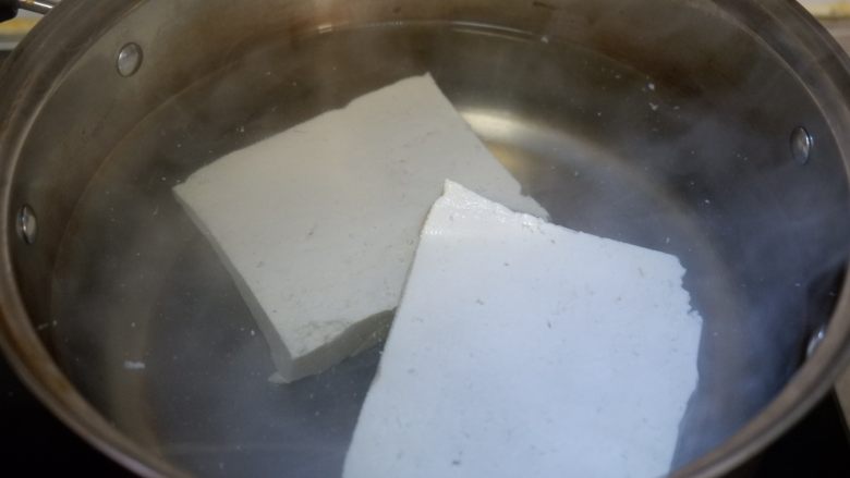 软嫩鲜香豆腐,锅中烧开水,将豆腐放入焯1分钟