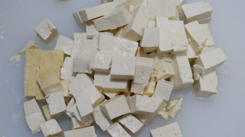 软嫩鲜香豆腐,捞出沥干水,切成小块