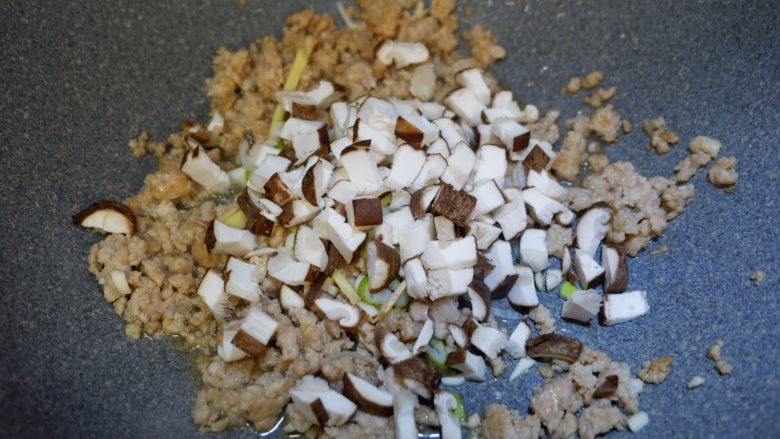 软嫩鲜香豆腐,香菇丁,炒出香味。