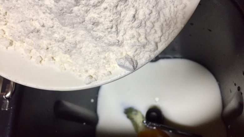 黄金奶香包,倒入称量好的高筋面粉,最后再放酵母