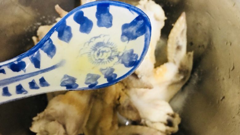 盐焗鸡翅(家常版),加入两勺清水。