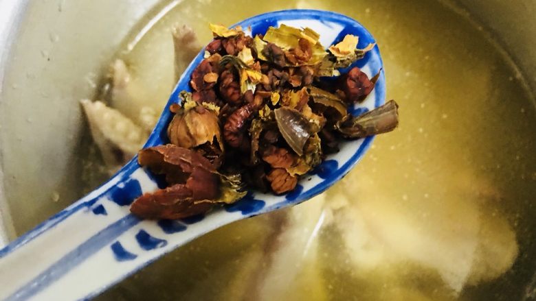 盐焗鸡翅(家常版),加入拍碎的栀子。看自己喜欢的颜色深度增加,不够再加也行。最好可以用纱布袋装一下。