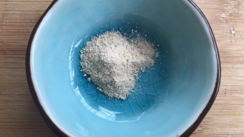 盐焗鸡翅(家常版),蘸碟加入半勺盐焗鸡粉。