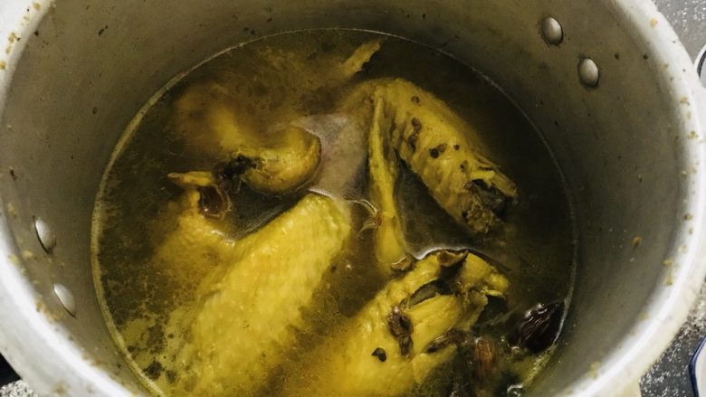 盐焗鸡翅(家常版),煮好的盐焗鸡翅把栀子过滤后捞出。