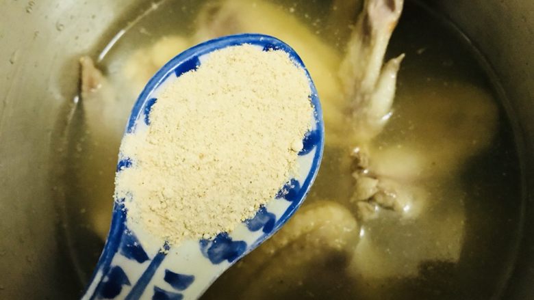 盐焗鸡翅(家常版),再加入半勺盐焗鸡粉到锅里。尝试一下味道,如果不够咸就加盐,大概是比平时做菜的咸一些,建议少量添加盐,不然一咸就全毁了。