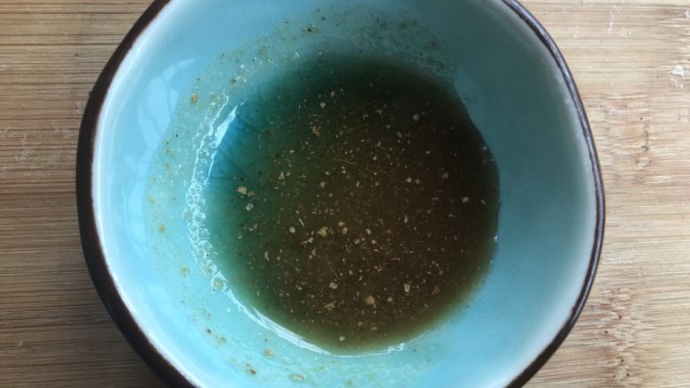 盐焗鸡翅(家常版),用勺子研磨均匀就可以了。还可以加入葱花和炒香的白芝麻。